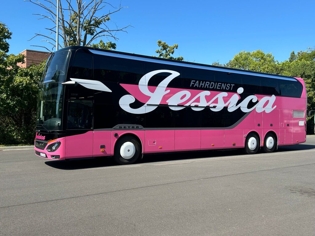 Setra S 531 DT von Fahrdienst Jessica in Pink und Schwarz, Seitenansicht