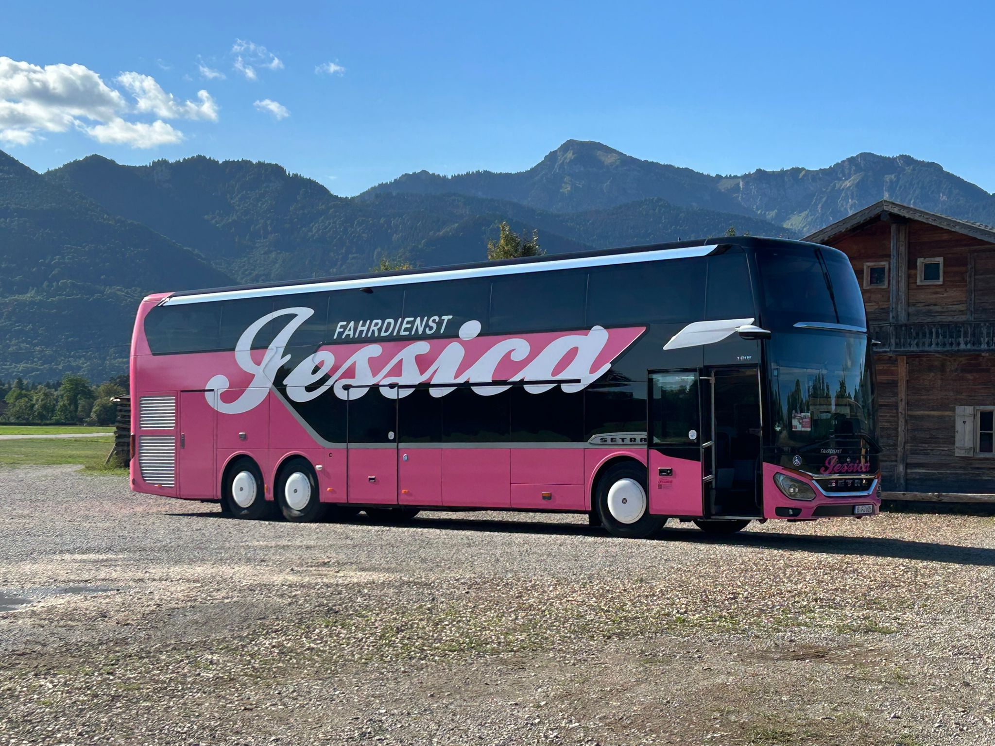 Pink-schwarzer Setra S 531 DT von Fahrdienst Jessica vor einer Berglandschaft