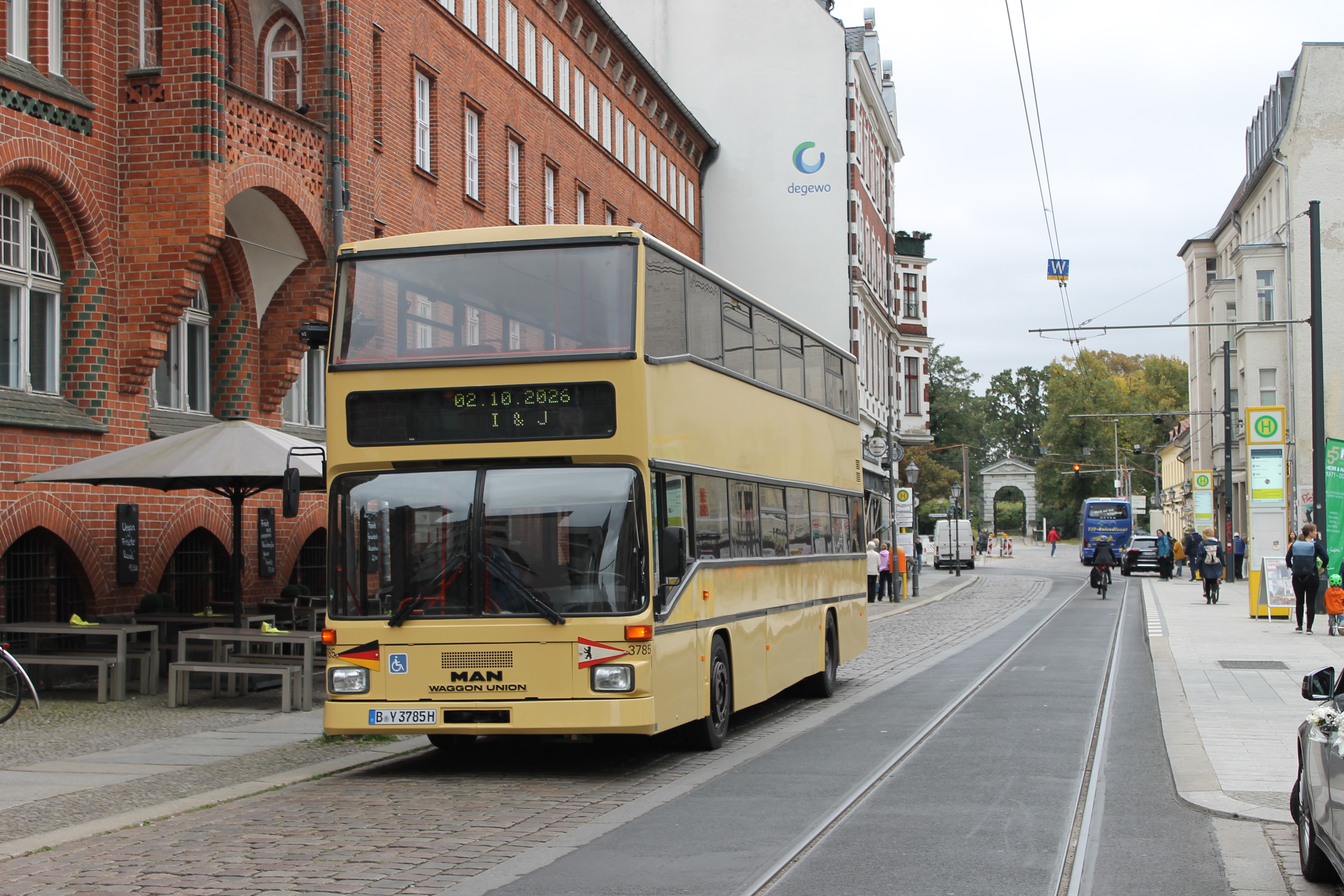 Historischer Berliner Doppeldeckerbus von MeinAlterBus vor Backsteinhäusern